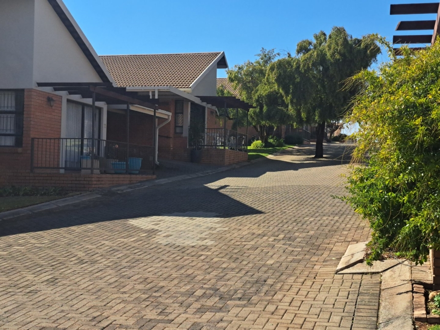 2 Bedroom Property for Sale in Langenhovenpark Free State
